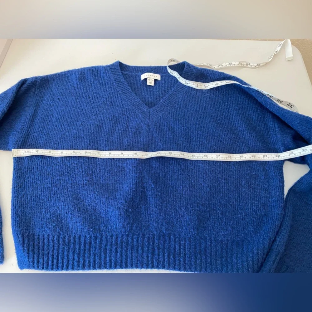 TOPSHOP Blue Cropped Sweater. Size 0-2